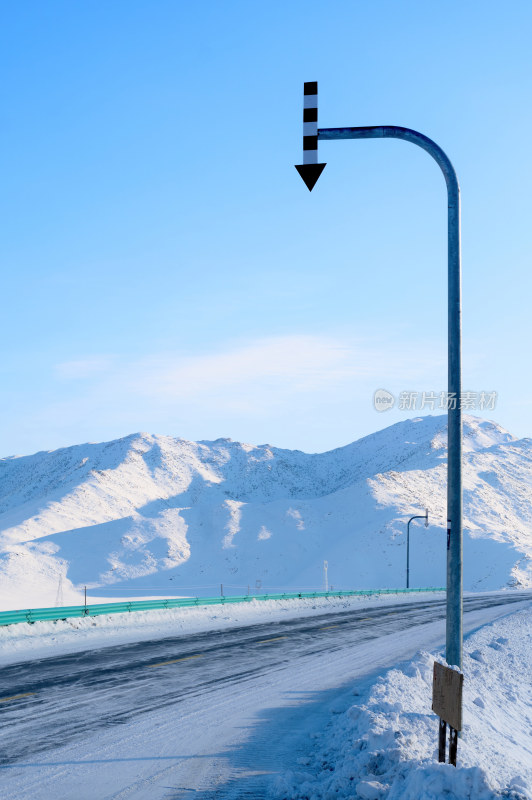 雪山旁的公路及指示标志