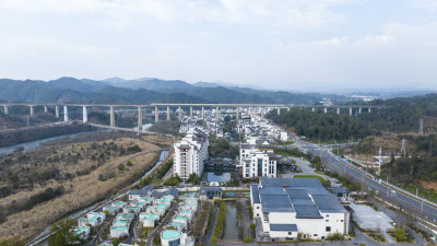 蓝天映衬下的中国铁路徽派建筑乡村