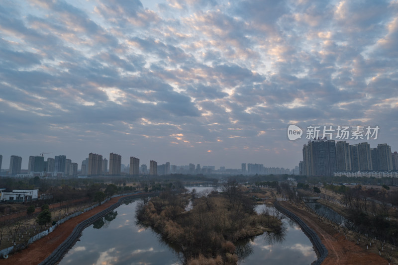 城市中河流景观的美丽景象