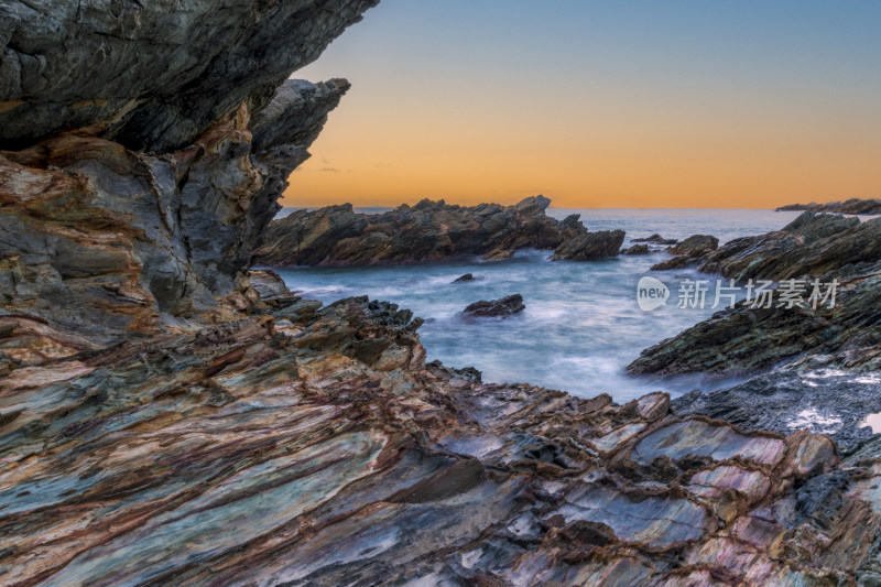 海岸边五彩岩石与海浪景观