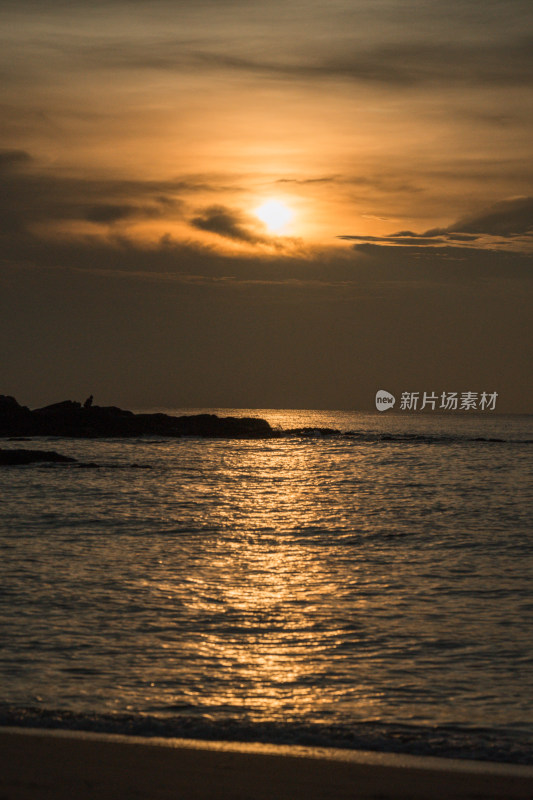 日出东方 天空云大海 海天一线