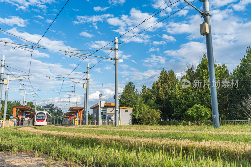 北京西郊线户外草地旁的有轨电车及电线设施