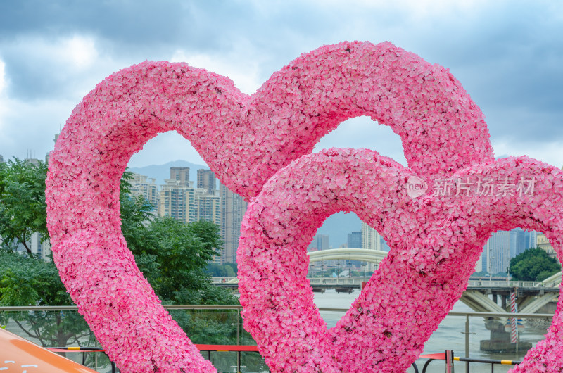 福州青年广场的爱情主题粉红色桃心
