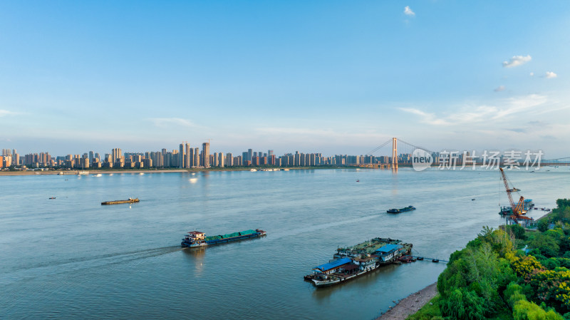 湖北武汉杨泗港长江大桥与长江货轮