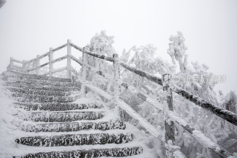 寒冷冬天大雪登山台阶