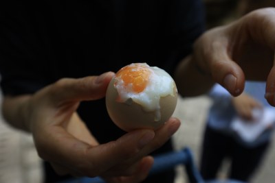 手持破裂鸡蛋特写温泉蛋