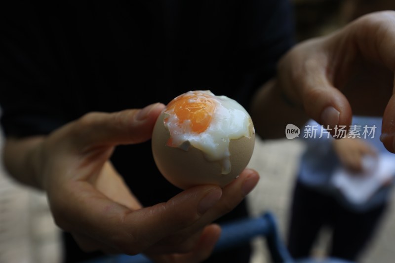 手持破裂鸡蛋特写温泉蛋