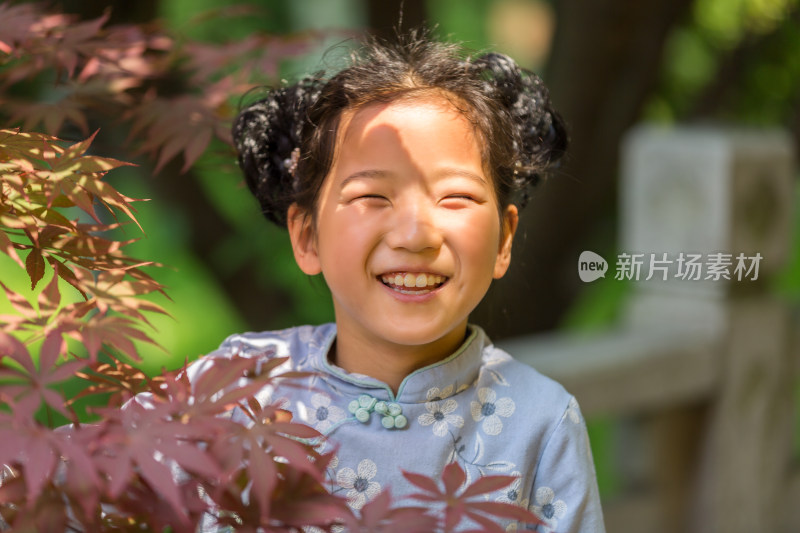 在江南水乡游玩的开心女孩