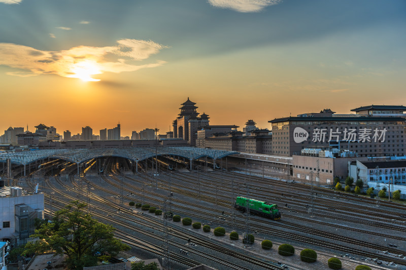 夕阳下的北京西站 检修车 历史与现代交融