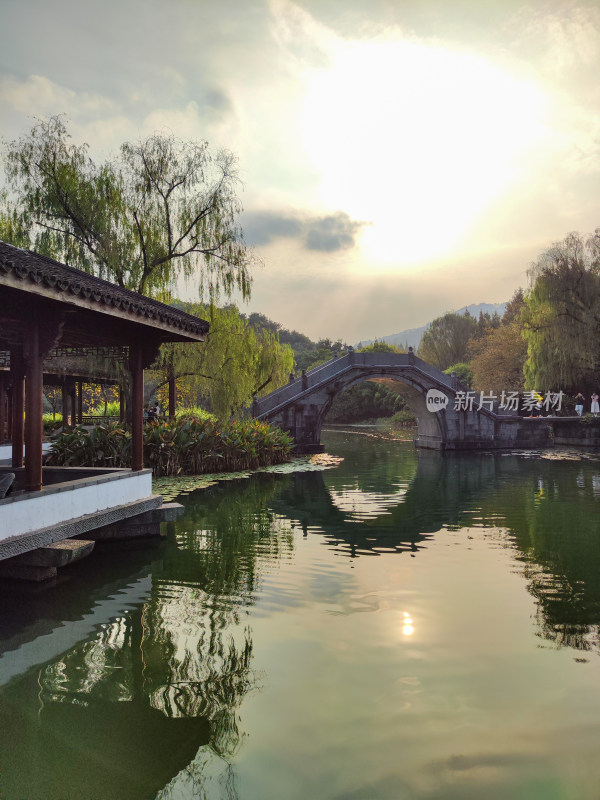 浴鹄湾湖畔中式建筑与山林景观