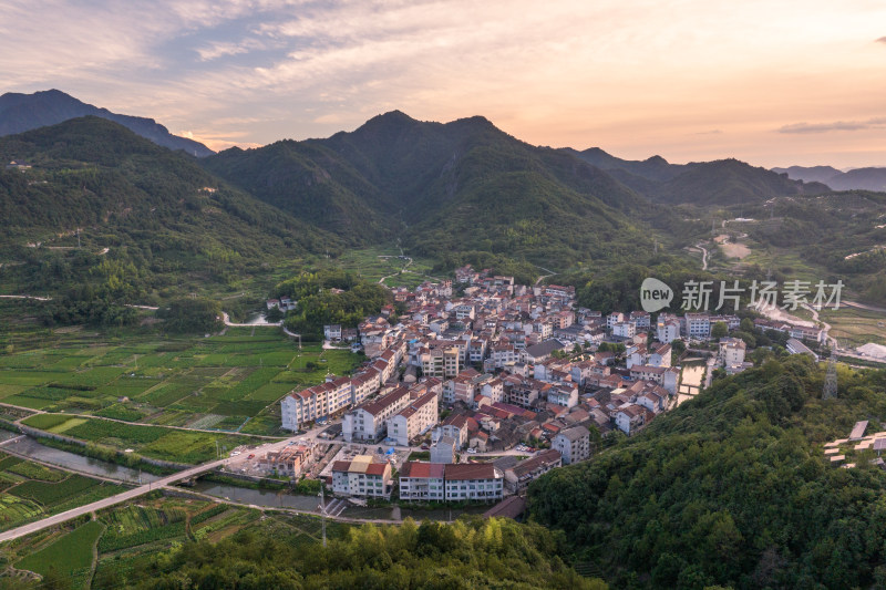 夕阳下山上的光伏