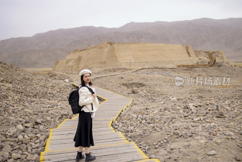 年轻女子在新疆石头城徒步旅行