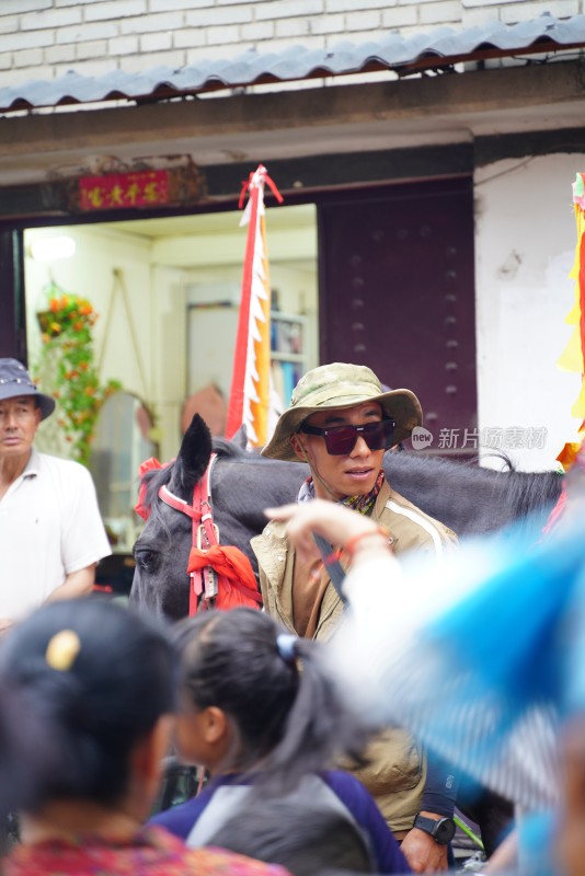 大理白族端午节身着民族服饰人们在户外表演