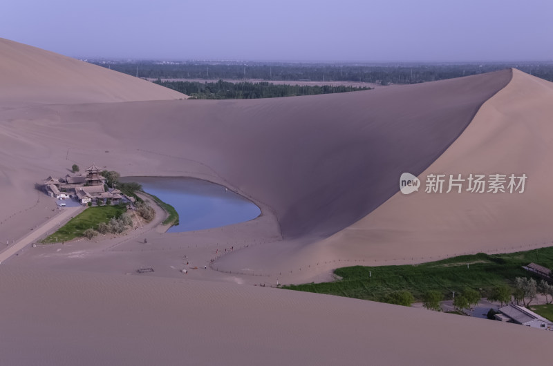 甘肃敦煌鸣沙山月牙泉旅游景区沙漠绿洲