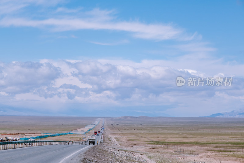 新疆巴音郭楞草原上的218国道