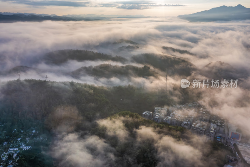 薄雾青山