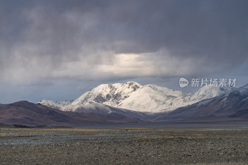 西藏那曲雪山下的广袤草原高原雪景宁静戈壁