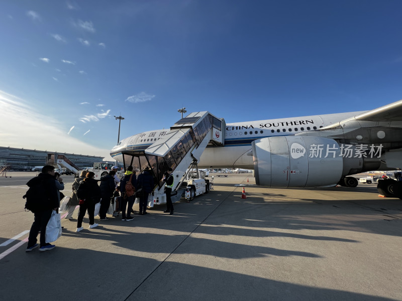 机场旅客排队登上中国南方航空航班客机