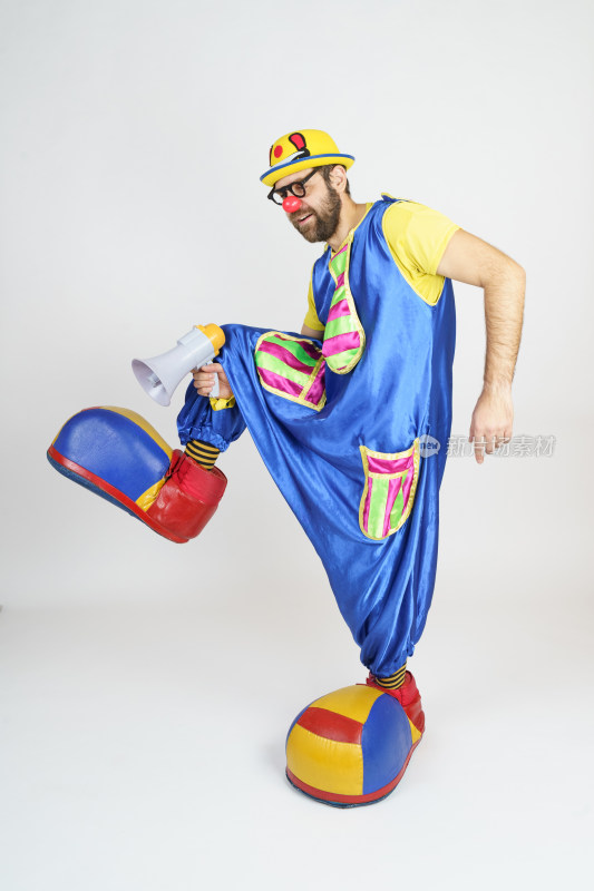 穿着小丑服装持喇叭的男子