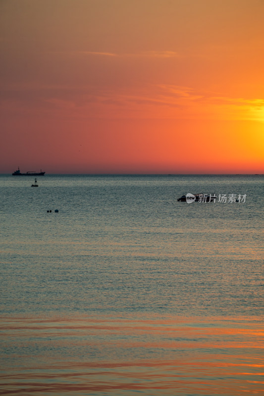 山东烟台第一海上浴场海上日出景观