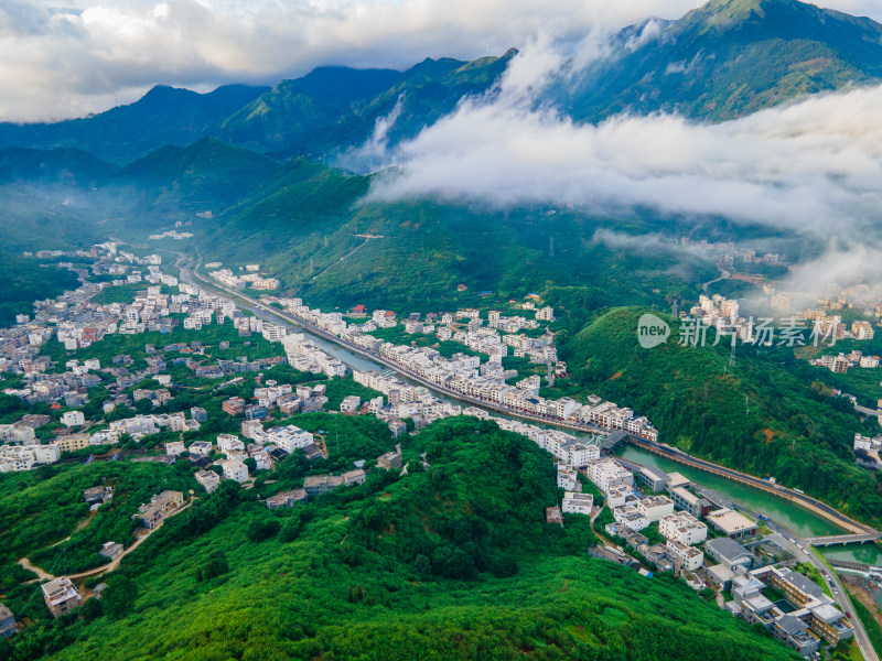 钱排双合村航拍云雾清新景