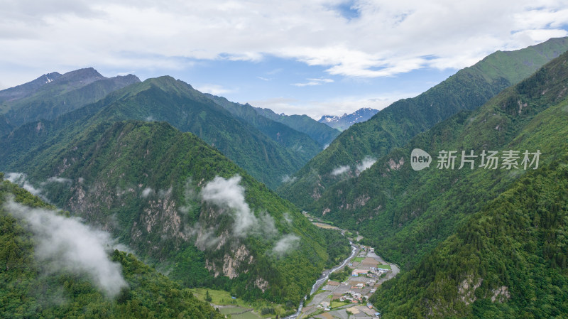 川西阿坝理小路自驾途中的理县朴头镇罗沟村