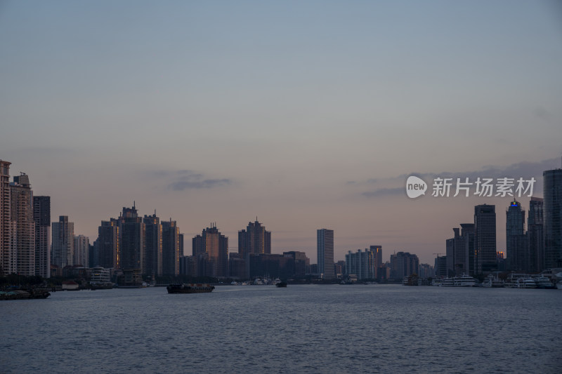 黄浦江畔城市天际线黄昏全景