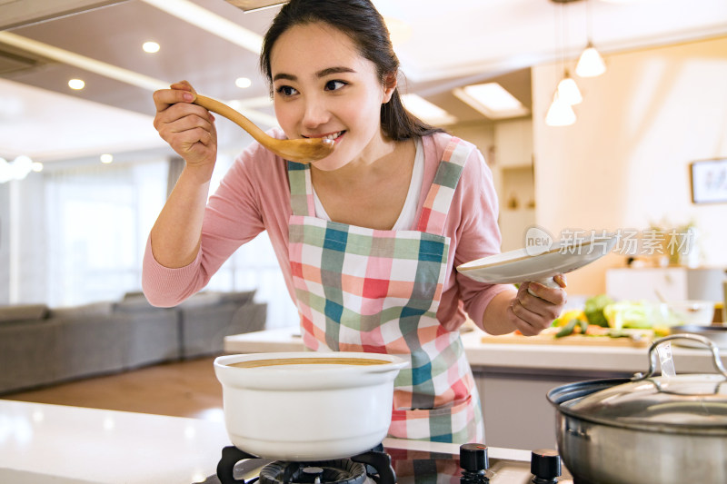 青年女人在厨房煲汤