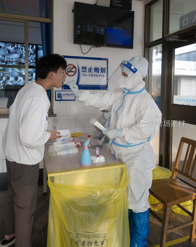 新冠疫情学生宿舍医务人员戴口罩做核酸