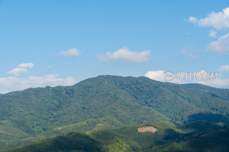 蓝天白云下的山峦景色