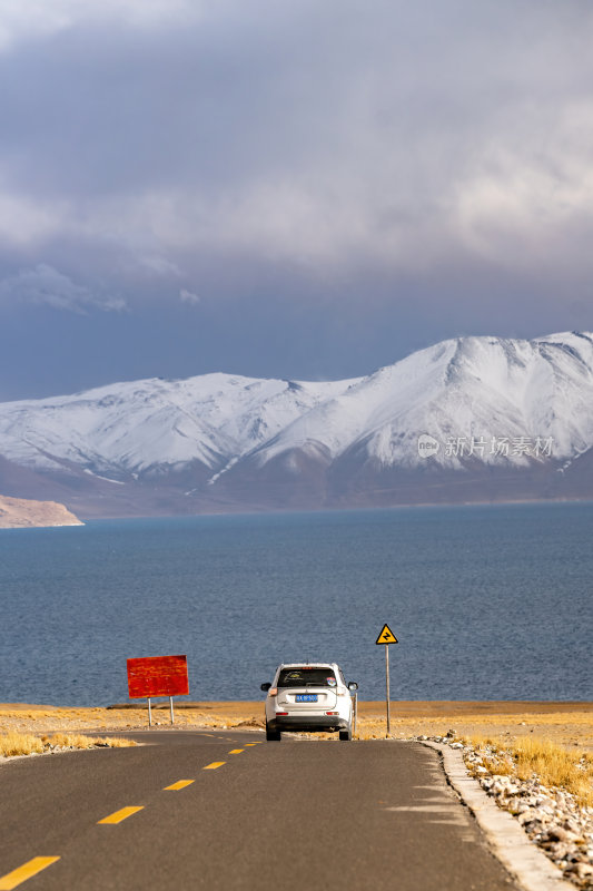 西藏阿里地区当若雍措雪山湖泊的壮阔景色