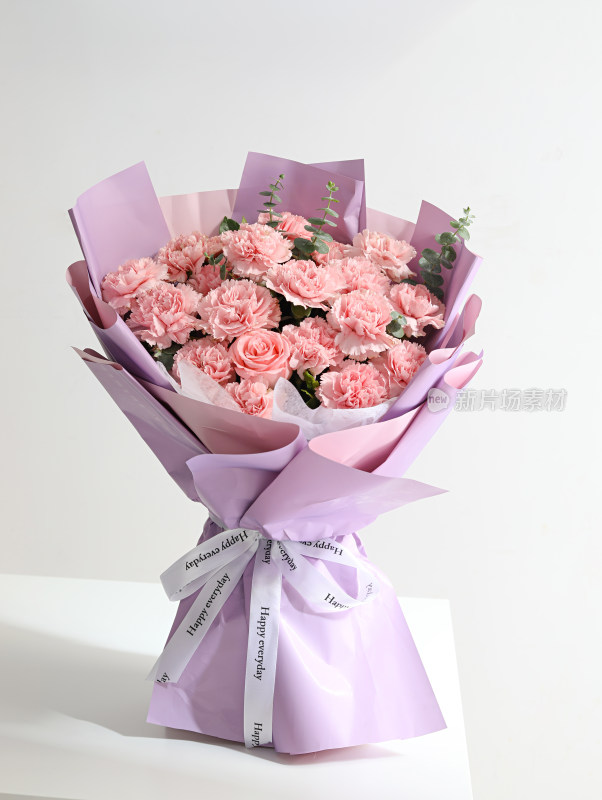 白色桌面上的一束粉色鲜花康乃馨