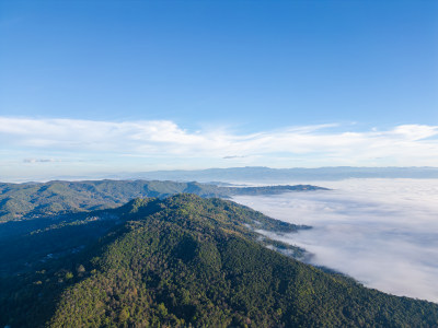 航拍云海中的景迈山山脉壮美自然景象