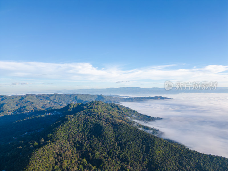 航拍云海中的景迈山山脉壮美自然景象