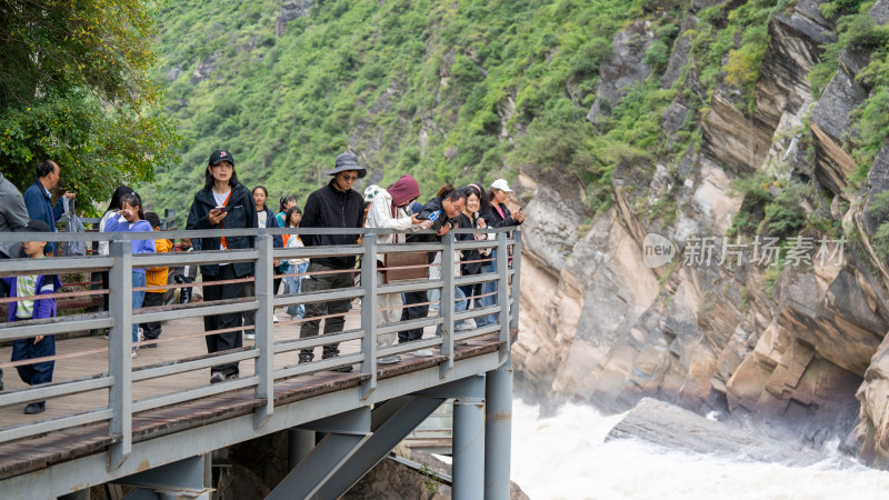 云南香格里拉虎跳峡景区及游客