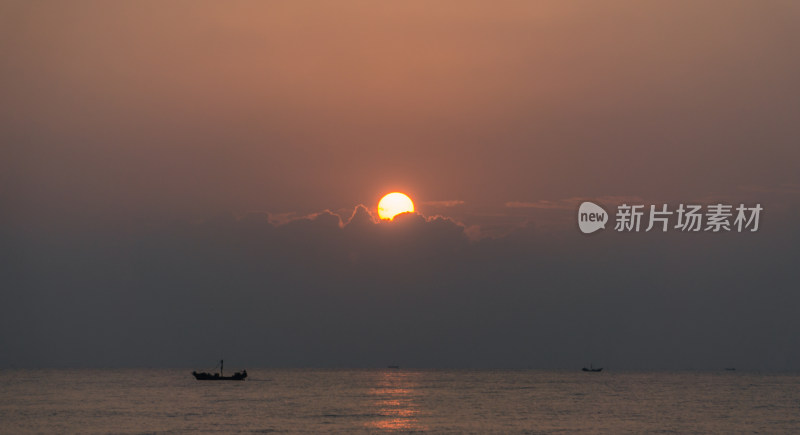 海上落日与船只景观