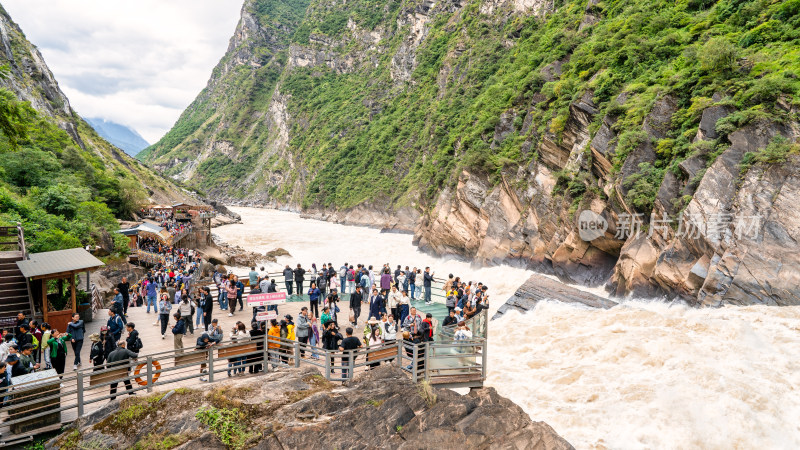 云南香格里拉虎跳峡景区及游客