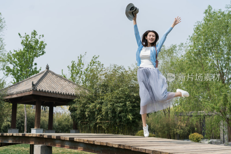 年轻女子旅游