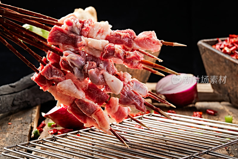 生鲜羊肉穿制的新疆红柳枝羊肉串