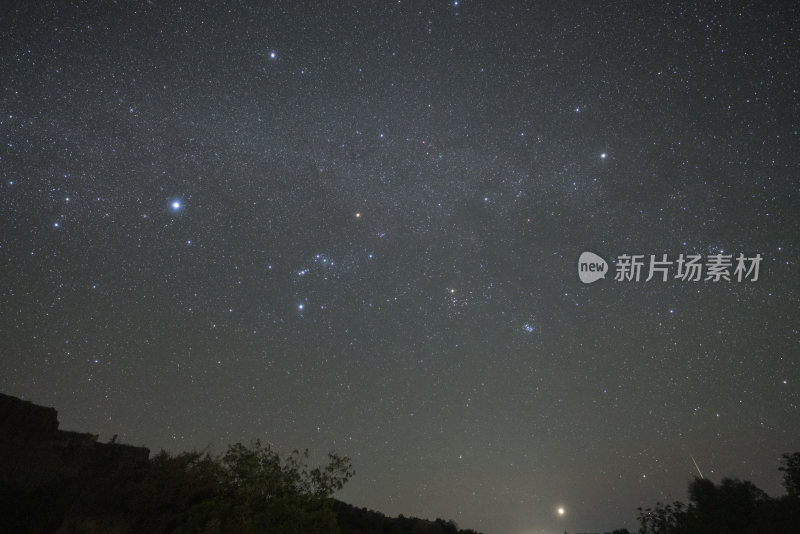 夜空繁星璀璨的浩瀚星空景象