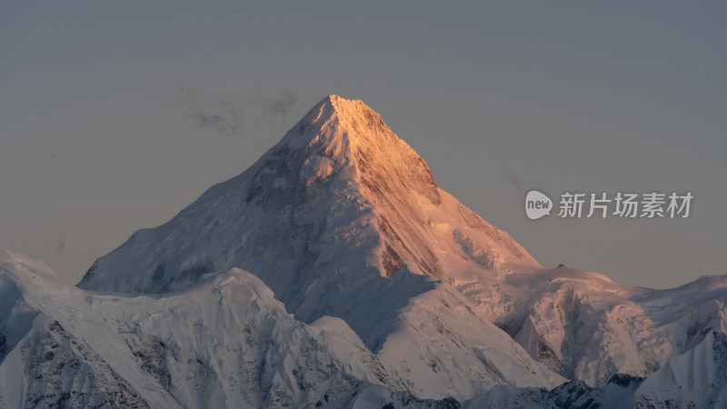 贡嘎雪山日照金山