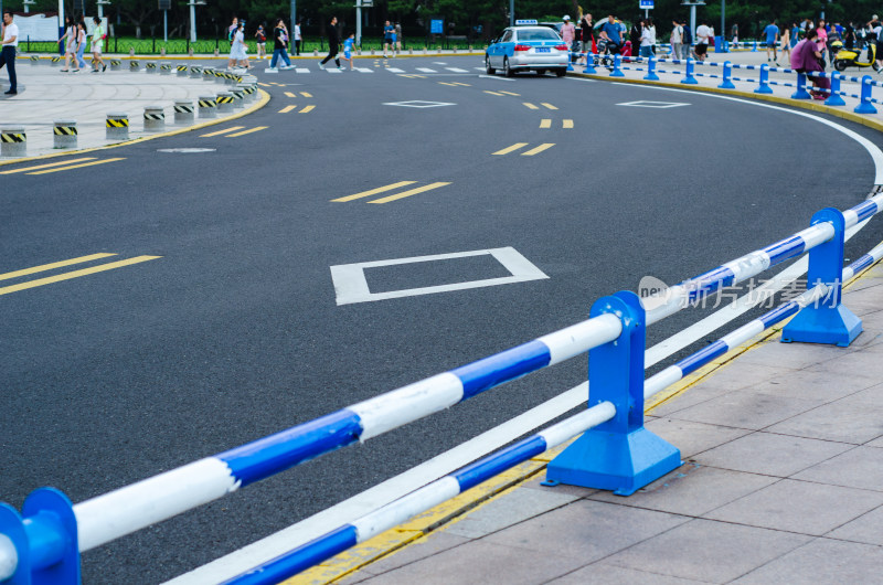 青岛五四广场蓝白护栏的城市道路及周边景象