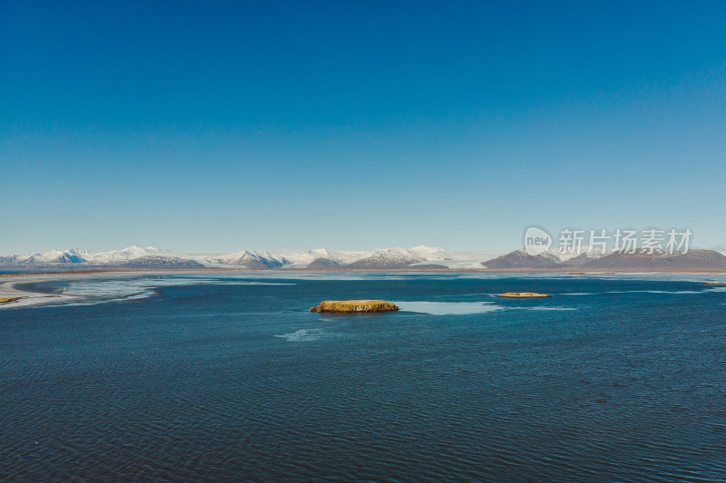 蓝天雪山下的平静水域