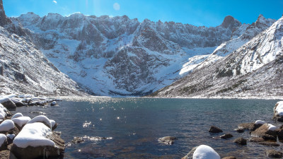 白雪皑皑的群山映衬下的湖景