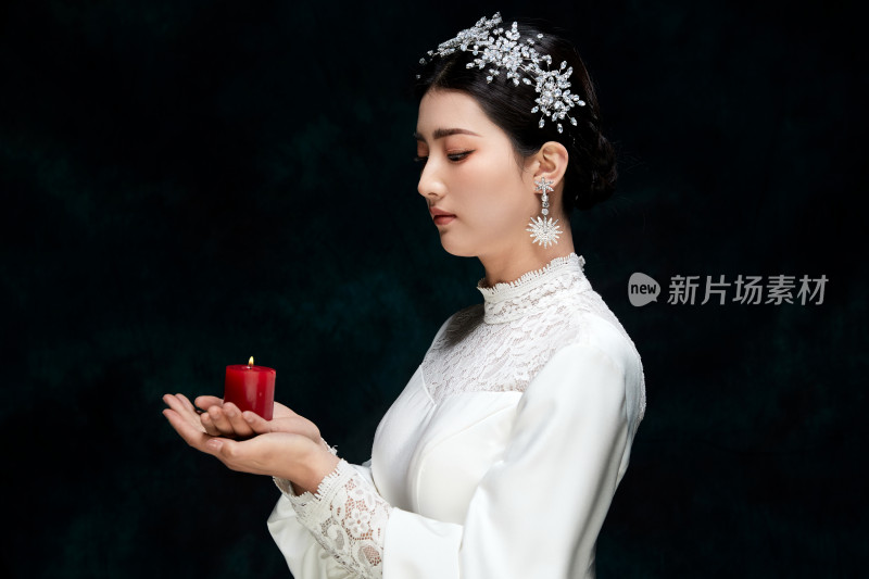 黑色背景下的女性复古婚纱妆面