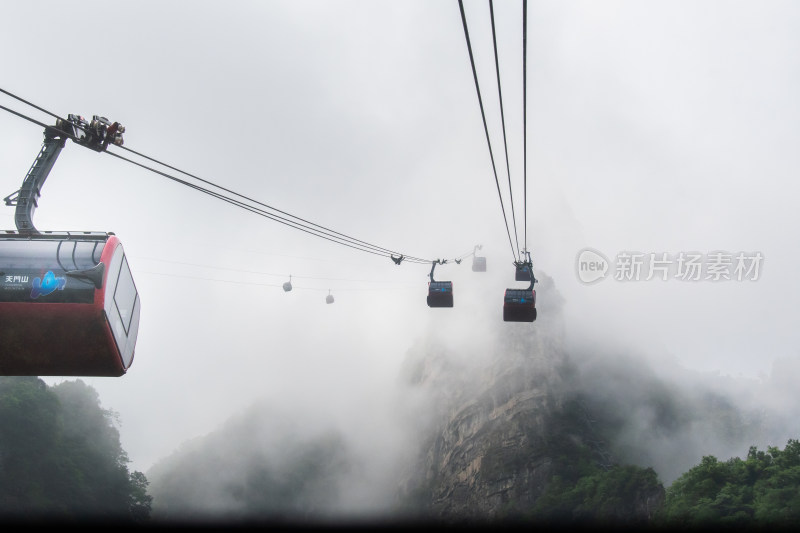 天门山索道云中穿梭