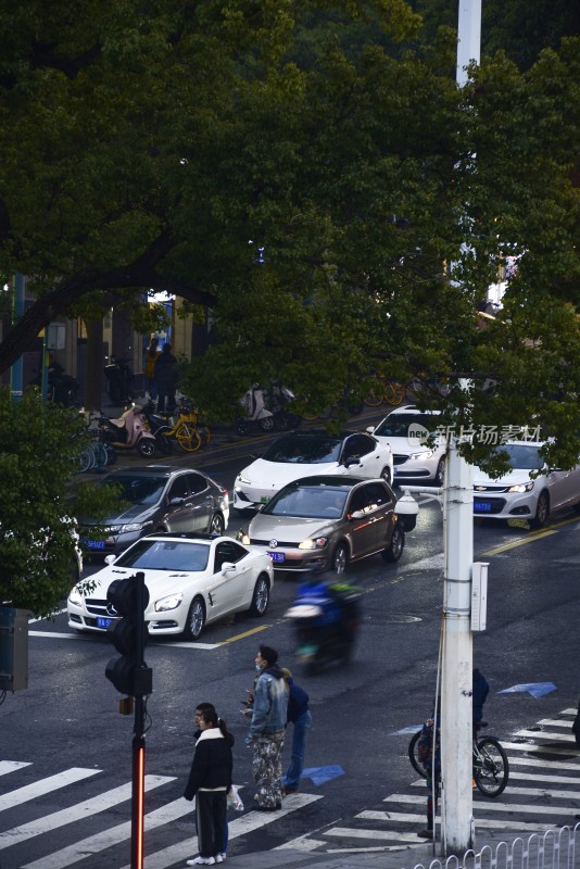 城市街道十字路口车流与人