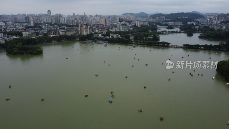 广东惠州：五一黄金周期间西湖湖上游船众多