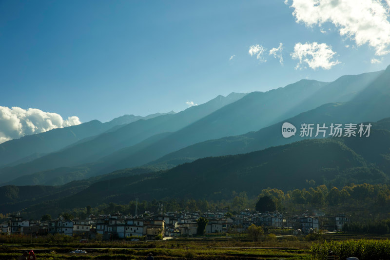 苍山丁达尔光下的村子和农田