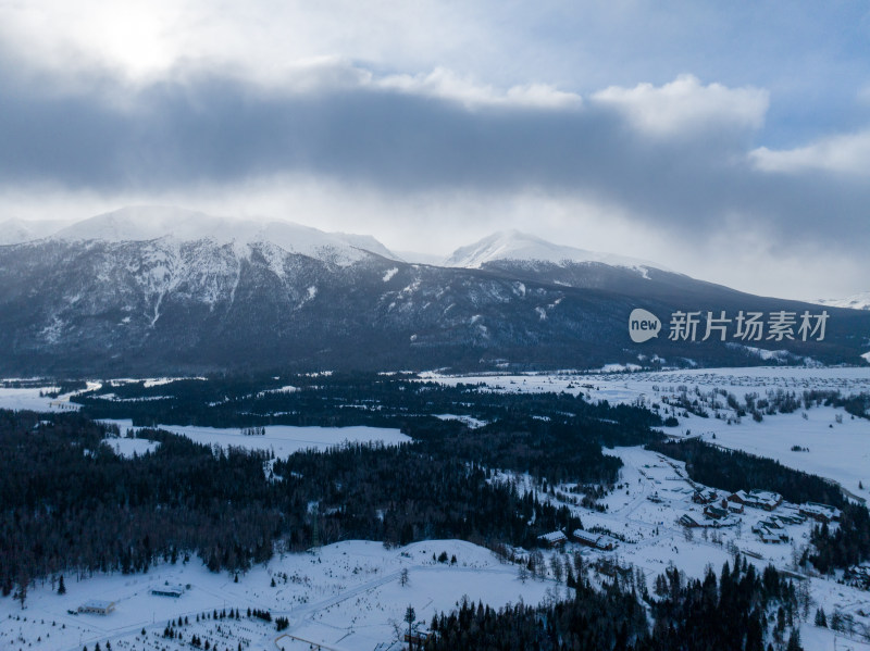 新疆喀纳斯雪景神仙湾冰河晨雾雪山森林雾凇